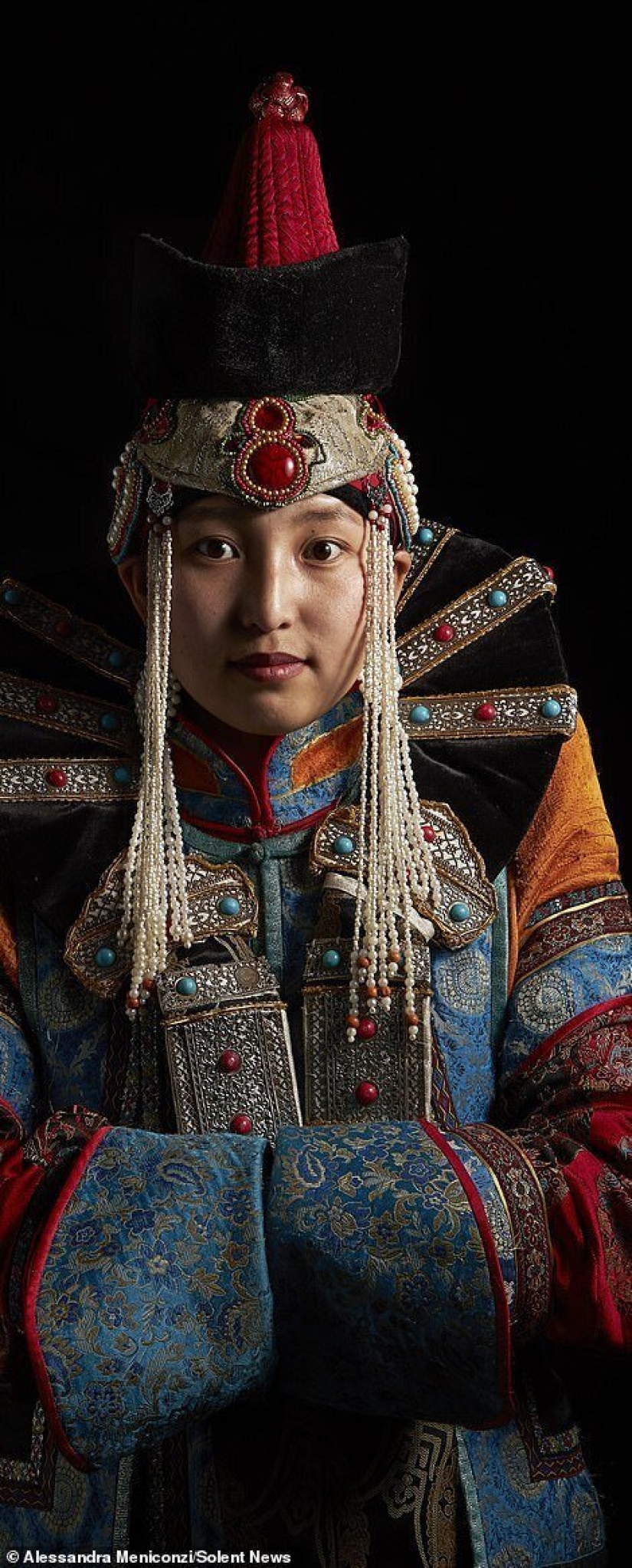 Traditional clothes Mongols: sudden wealth