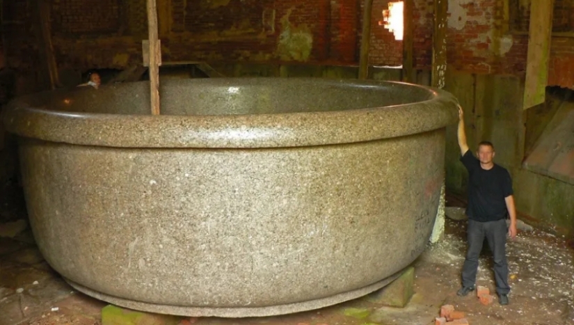 Tsar-bath: what secrets are hidden by a giant bowl in an abandoned palace