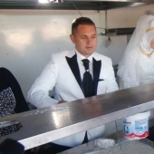 Turkish bride and groom feed 4,000 refugees instead of getting married