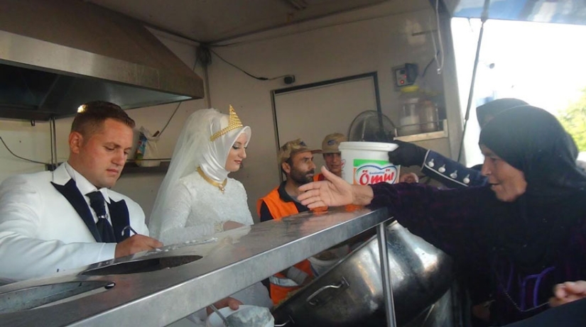 Turkish bride and groom feed 4,000 refugees instead of getting married