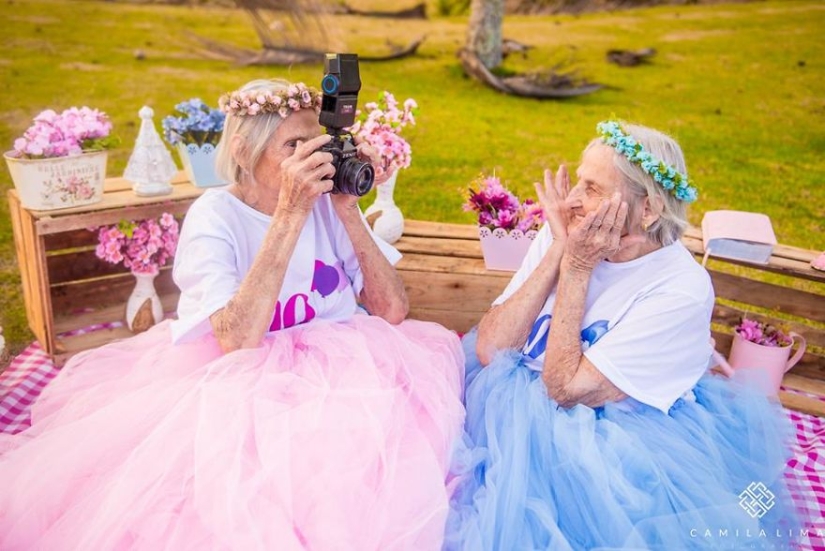 Twins from Brazil celebrate their 100th anniversary with a cheerful photo shoot