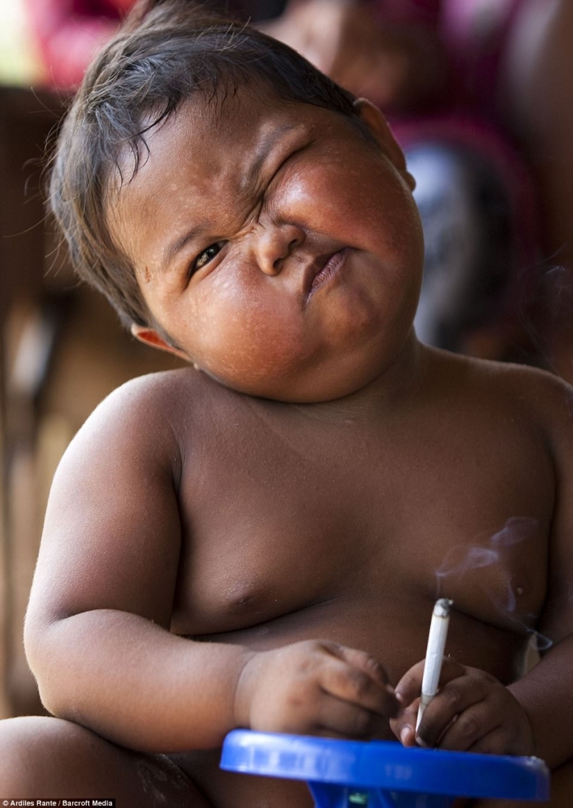 Two-year-old kid from Indonesia quit smoking