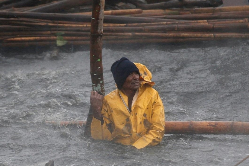Typhoon Ramassan hits the Philippines