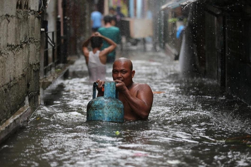Typhoon Ramassan hits the Philippines
