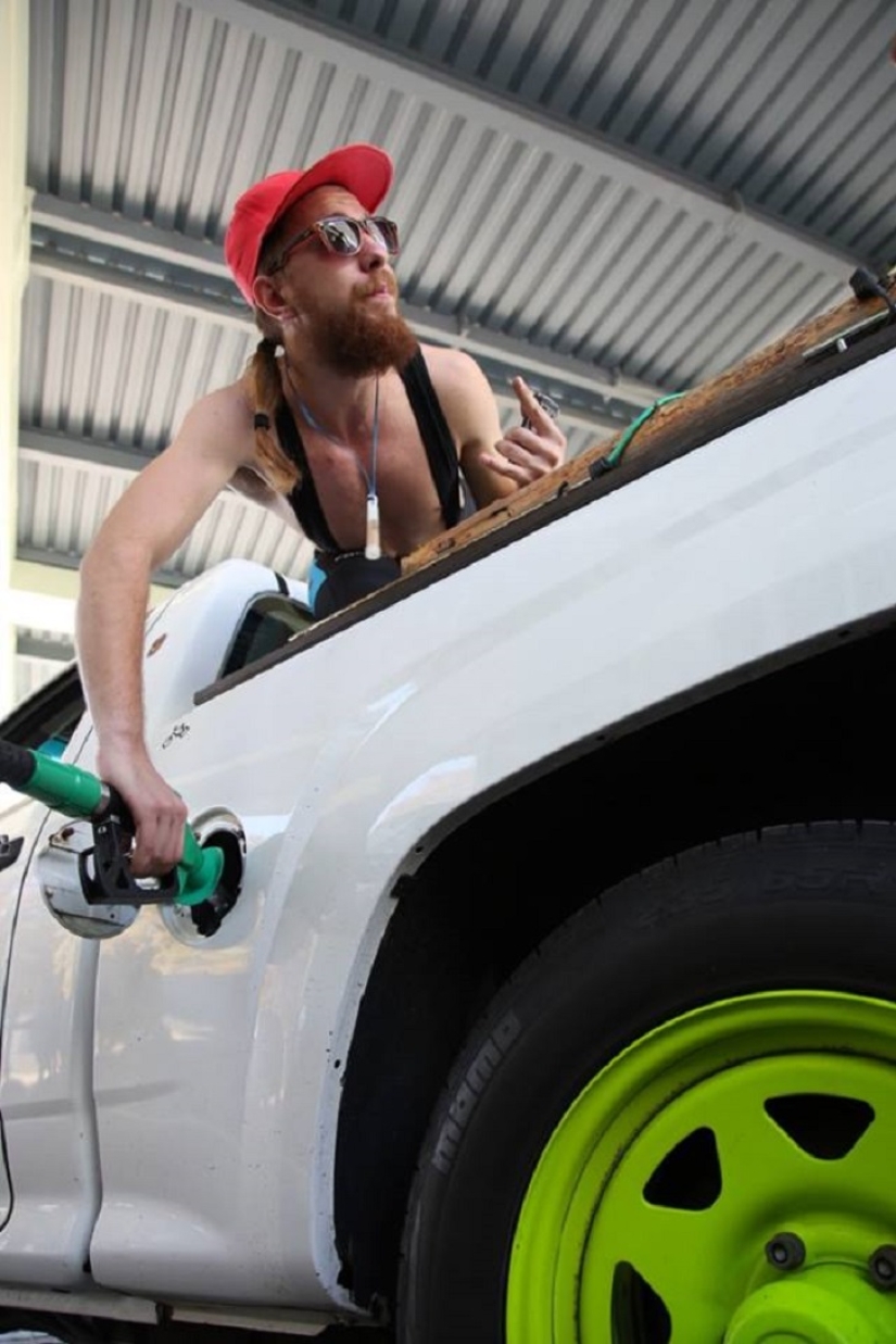 Ukrainians undressed for gasoline