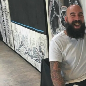 Un agujero con sorpresa: el maestro ofrece hacerse un tatuaje gratis a las personas si meten la mano en el agujero