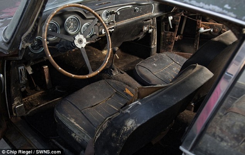 Un Aston Martin oxidado que ha estado parado en el bosque durante 40 años se vende por 400 mil dólares