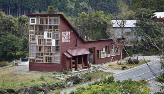 Un bar en Japón construido completamente con basura