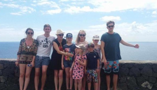 Un británico con la ayuda de una foto cuenta lo mal que le va en Canarias sin su novia