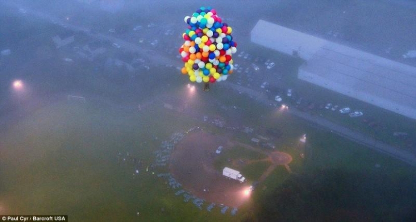 Un estadounidense intentó sobrevolar el Océano Atlántico en 375 globos