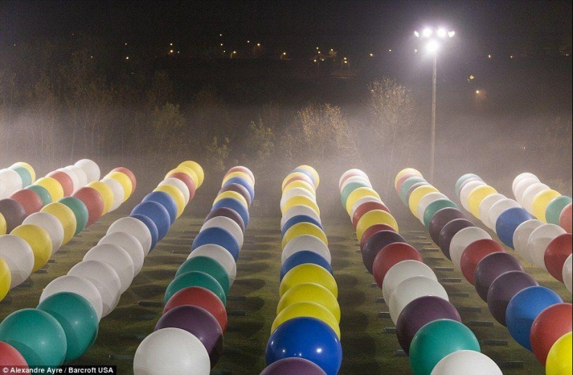 Un estadounidense intentó sobrevolar el Océano Atlántico en 375 globos