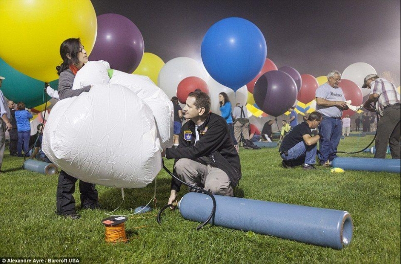 Un estadounidense intentó sobrevolar el Océano Atlántico en 375 globos