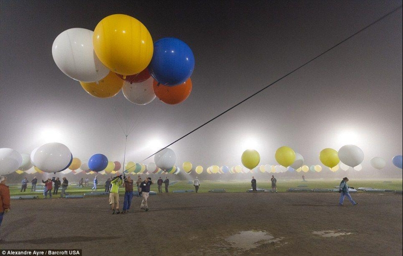 Un estadounidense intentó sobrevolar el Océano Atlántico en 375 globos