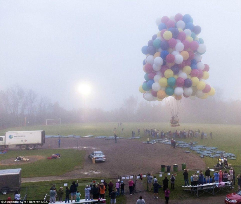 Un estadounidense intentó sobrevolar el Océano Atlántico en 375 globos