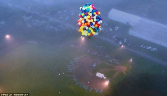 Un estadounidense intentó sobrevolar el Océano Atlántico en 375 globos