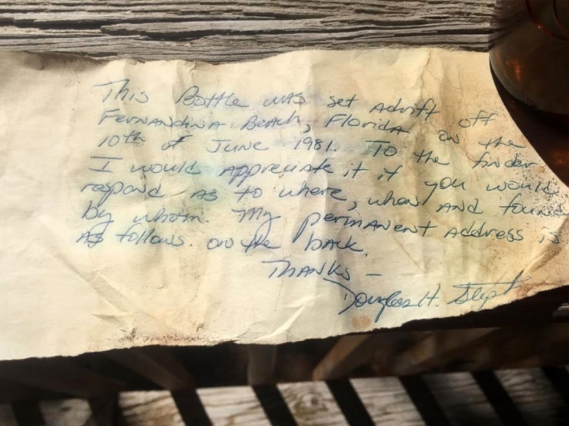 Un estudiante envió una nota al océano y la recibió 36 años después