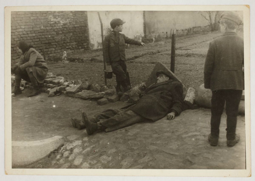 Un fotógrafo judío capturó la vida en un gueto de la Polonia ocupada bajo su propio riesgo
