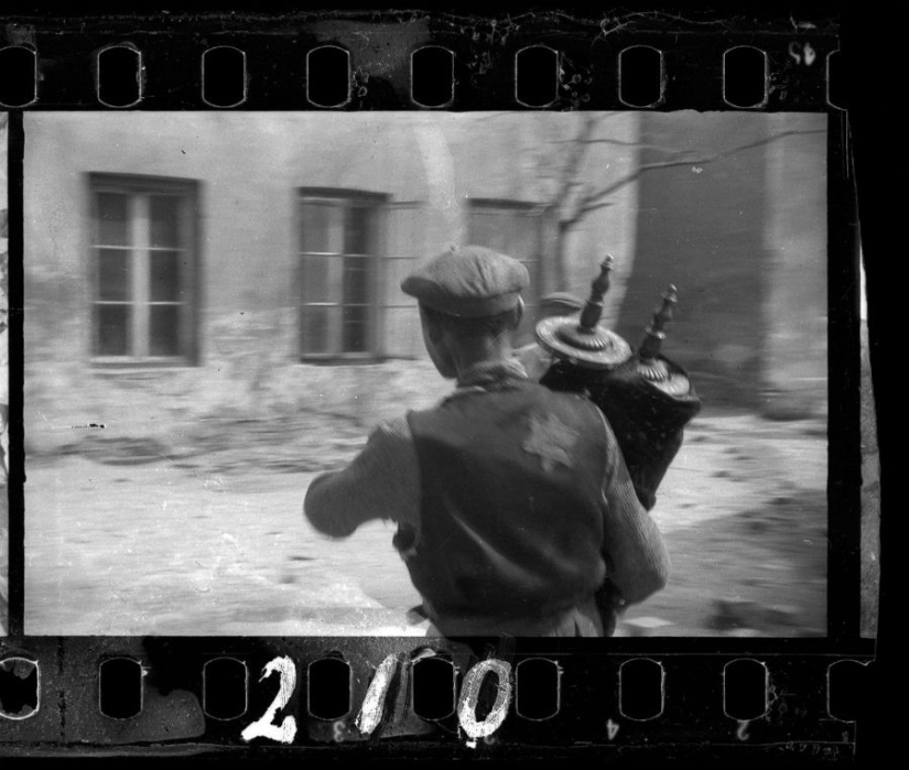 Un fotógrafo judío capturó la vida en un gueto de la Polonia ocupada bajo su propio riesgo