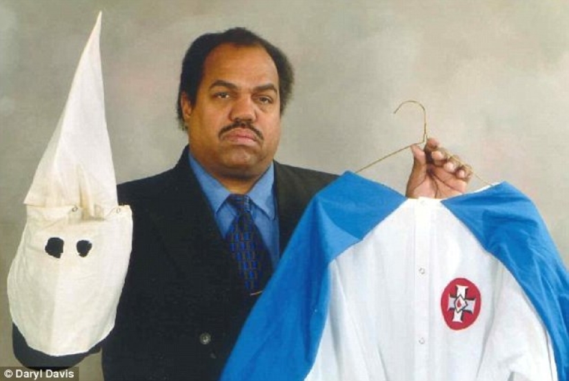 Un héroe de piel oscura convenció a 200 personas de abandonar el Ku Klux Klan simplemente haciéndose amigo de racistas