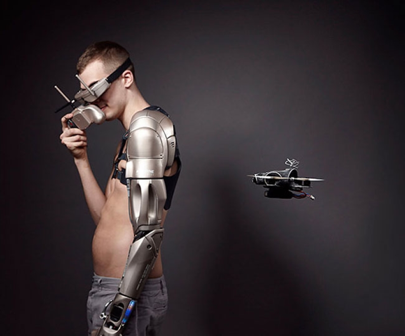 Un jugador con un solo brazo se hizo una prótesis con un USB, una pantalla y un dron