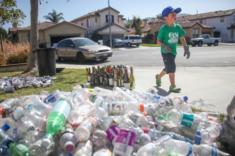 Un niño de 7 años fundó una empresa de reciclaje de desechos y ya ganó $10,000 para la universidad