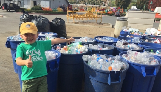 Un niño de 7 años fundó una empresa de reciclaje de desechos y ya ganó $10,000 para la universidad