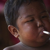 Un niño indonesio de 4 años dejó de fumar y comenzó a comer en exceso