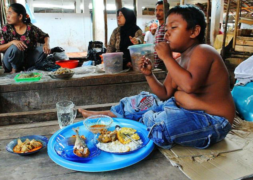 Un niño indonesio de 4 años dejó de fumar y comenzó a comer en exceso