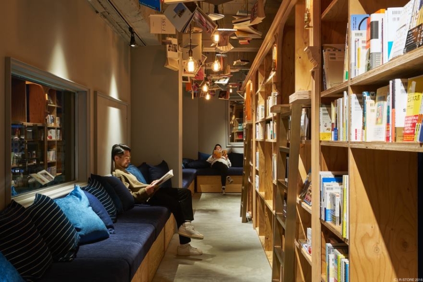 Un nuevo albergue temático en Kioto ofrece pasar la noche en una estantería