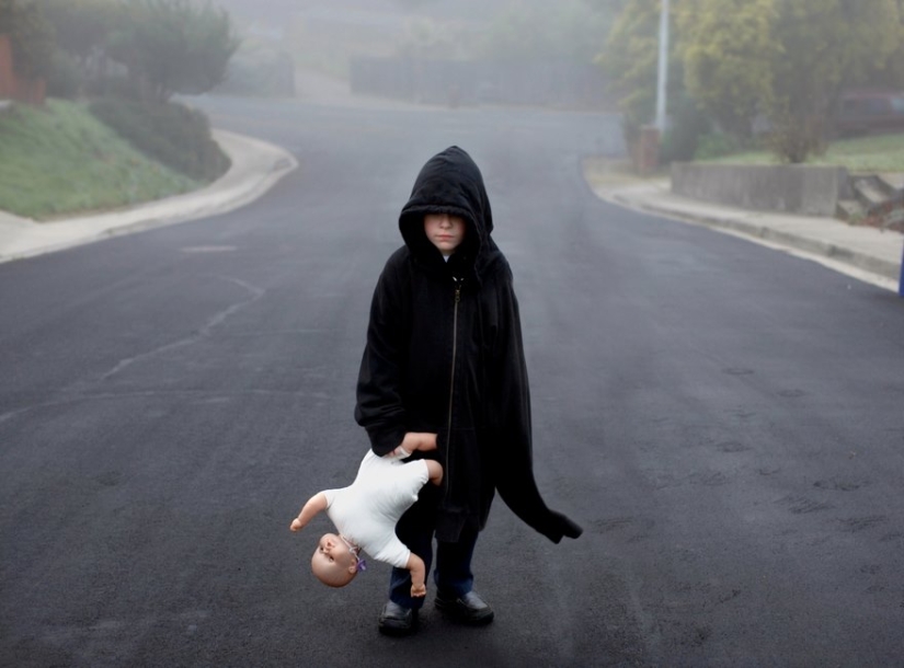 Un padre amoroso captura con reverencia los hábitos únicos de un hijo autista