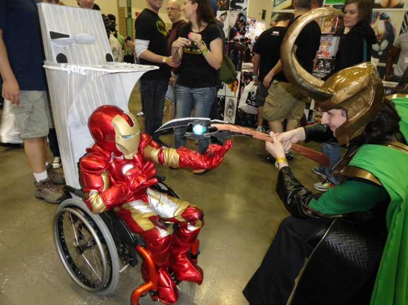 Un padre crea disfraces para la silla de ruedas de su hijo