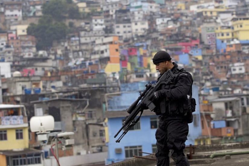 Un paseo por las peligrosas favelas de Río de Janeiro en compañía de fuerzas especiales brasileñas