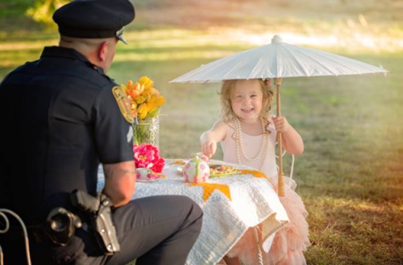 Un policía protagonizó una linda sesión de fotos con una niña a la que salvó de la muerte