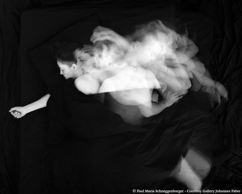 Un proyecto fotográfico íntimo sobre cómo nos movemos cuando dormimos juntos