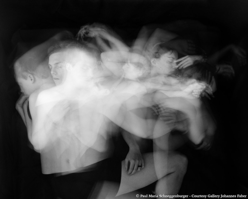 Un proyecto fotográfico íntimo sobre cómo nos movemos cuando dormimos juntos