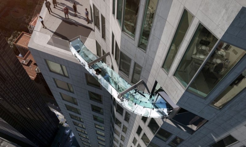Un tobogán de cristal en el rascacielos más alto de Los Ángeles reemplaza al valiente ascensor