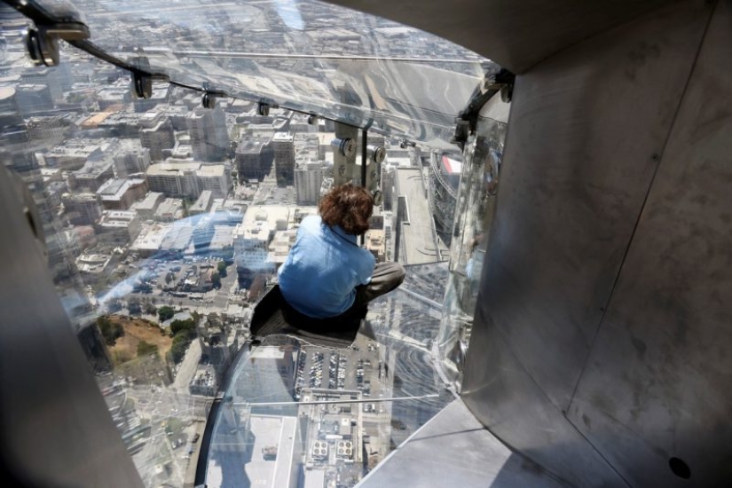 Un tobogán de cristal en el rascacielos más alto de Los Ángeles reemplaza al valiente ascensor