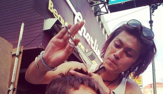 Un viaje insólito: 1000 cortes de pelo alrededor del mundo