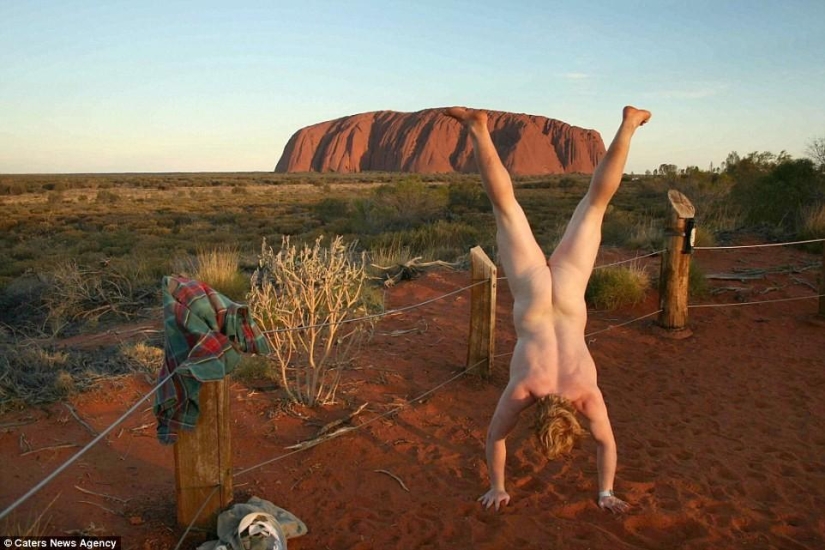 Un viajero exhibicionista se toma una foto desnuda con el telón de fondo de la naturaleza y las atracciones de la ciudad.