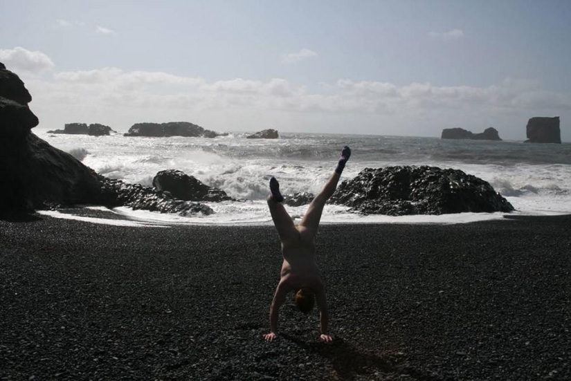 Un viajero exhibicionista se toma una foto desnuda con el telón de fondo de la naturaleza y las atracciones de la ciudad.