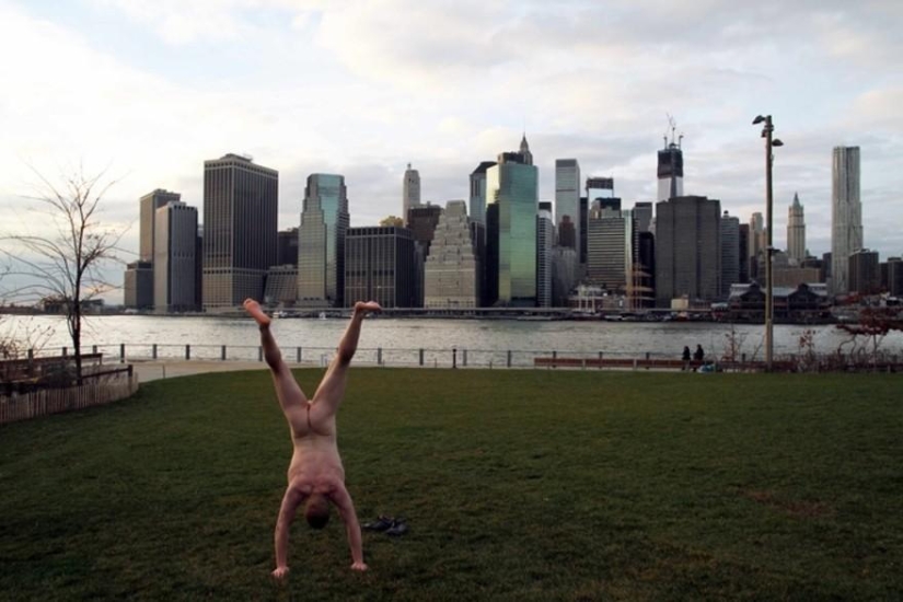 Un viajero exhibicionista se toma una foto desnuda con el telón de fondo de la naturaleza y las atracciones de la ciudad.