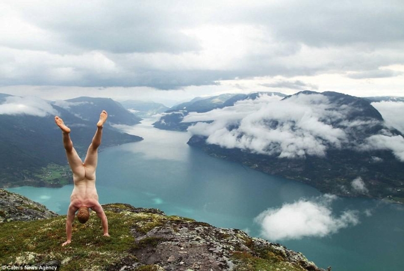 Un viajero exhibicionista se toma una foto desnuda con el telón de fondo de la naturaleza y las atracciones de la ciudad.