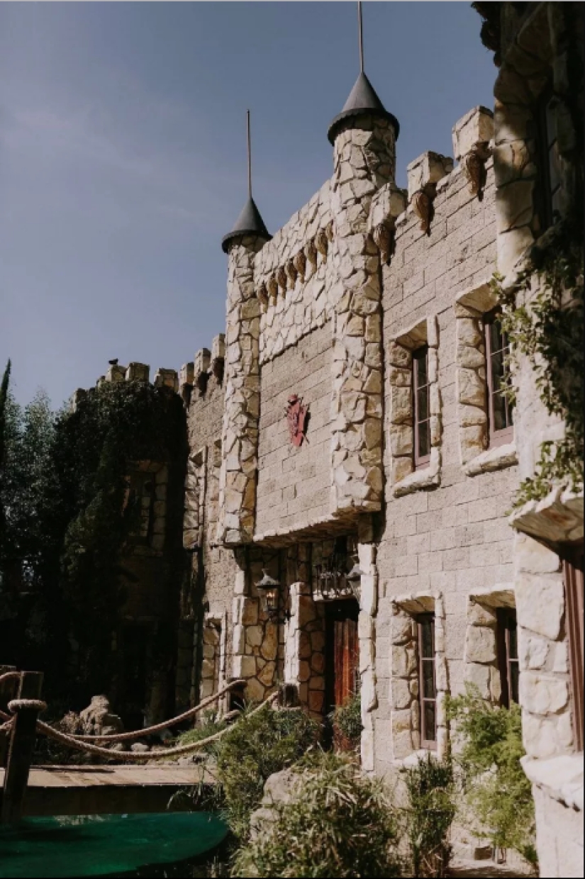 Una boda al estilo de Harry Potter: búhos, un castillo y varitas mágicas