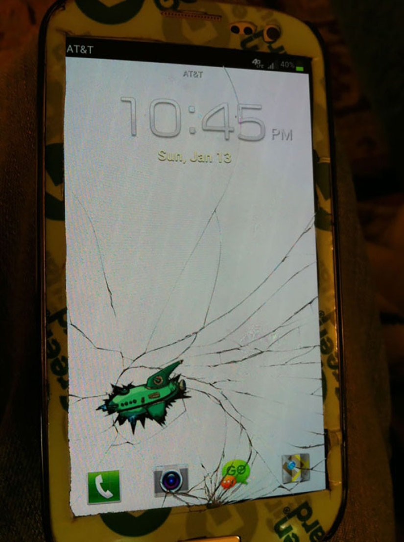 Una forma creativa de "arreglar" una pantalla de teléfono inteligente irremediablemente rota