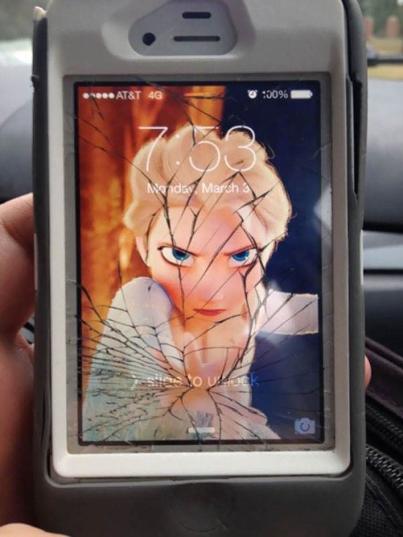 Una forma creativa de "arreglar" una pantalla de teléfono inteligente irremediablemente rota