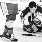 Una garganta cortada y un disparo en la cabeza: la historia del jugador de hockey Malarchuk que no se puede matar