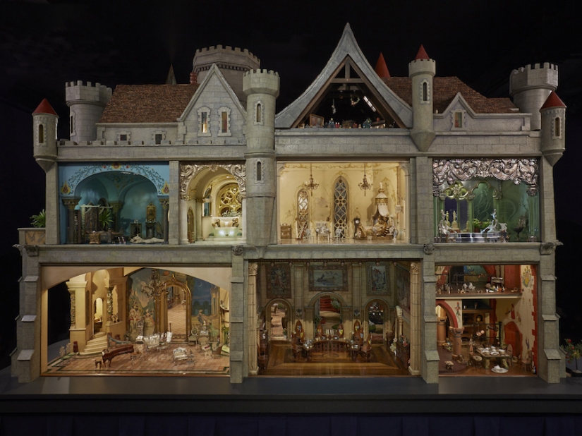 Una impresionante casa de muñecas que cuesta más que una de tres piezas en Moscú