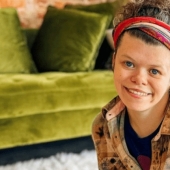 Una mujer británica sufre una rara enfermedad que la hace enamorar a todos los que conoce.