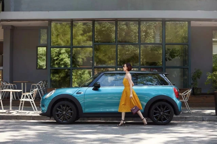 Una mujer china vendió 100 autos Mini Cooper a un precio de 42 mil dólares en 5 minutos