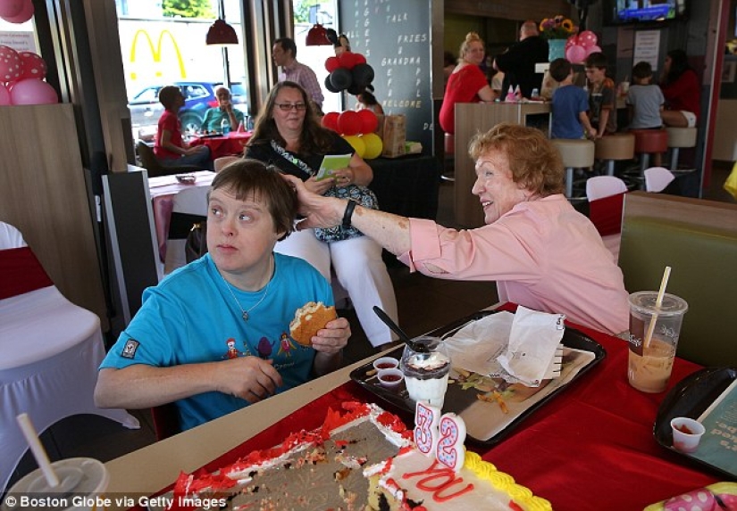 Una mujer con síndrome de Down que ha trabajado toda su vida en McDonald's recibió una divertida fiesta para retirarse